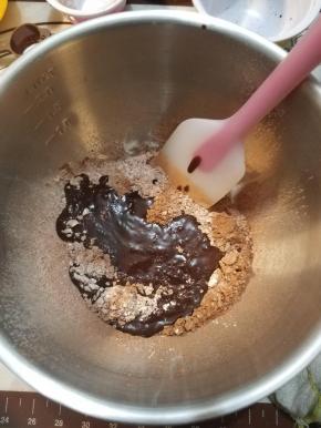 以上材料一起翻拌均匀。