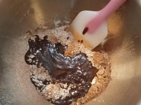 以上材料一起翻拌均匀。