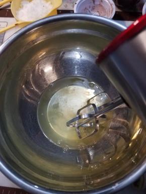 再来制作A部分，蛋白盐柠檬汁打发至起泡，在分三次加入砂糖，打发之湿性发泡8成备用。