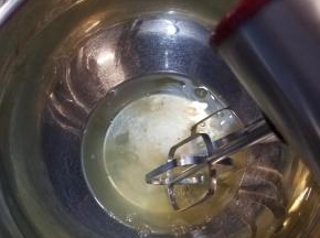 再来制作A部分，蛋白盐柠檬汁打发至起泡，在分三次加入砂糖，打发之湿性发泡8成备用。