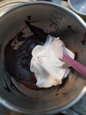 先取B部分的三分之一加入A部分，翻拌均匀，然后一共分三次把A加入B翻拌均匀。