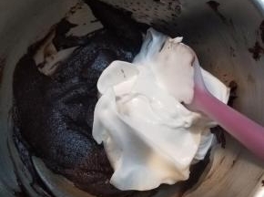 先取B部分的三分之一加入A部分，翻拌均匀，然后一共分三次把A加入B翻拌均匀。