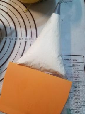 淡奶油加糖粉打发，装入准备好的裱花袋，裱花嘴我这里选择的是三能7064。