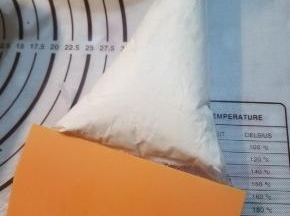 淡奶油加糖粉打发，装入准备好的裱花袋，裱花嘴我这里选择的是三能7064。