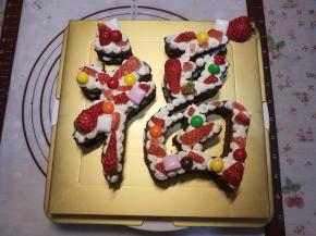 然后摆上水果，巧克力豆装饰。