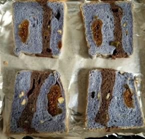 吐司4块放入垫有锡纸的烤盘，这是我做的星空吐司。