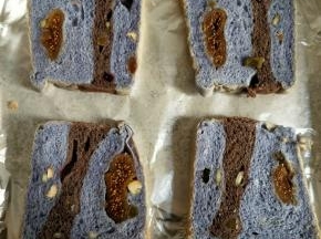 吐司4块放入垫有锡纸的烤盘，这是我做的星空吐司。