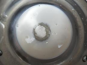 牛奶加细砂糖搅拌至融化。