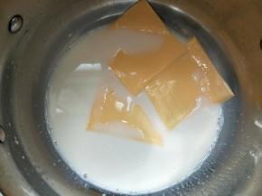 加入芝士片搅拌至芝士完全融化。