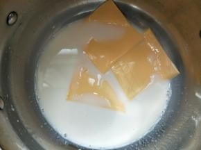 加入芝士片搅拌至芝士完全融化。