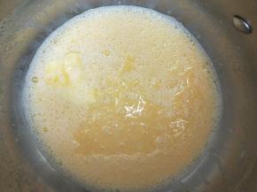 加入黄油搅拌至完全融化后再煮至微微冒泡。