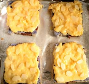 撒上适量杏仁片。