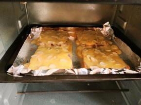 放入预热好的烤箱220度烤8-10分钟，乳酪金黄即可。