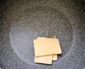 黄油放平底锅小火加热至融化。