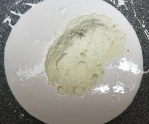 加入奶粉混合均匀。