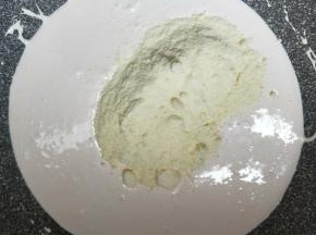 加入奶粉混合均匀。