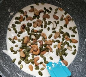 加入坚果拌匀。