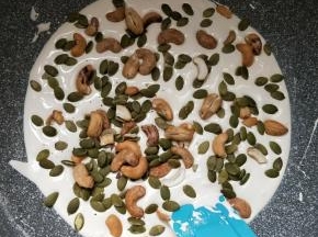 加入坚果拌匀。