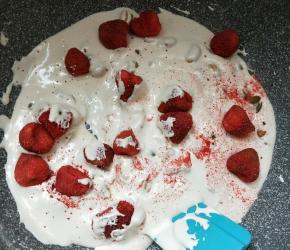 加入草莓脆混合均匀。