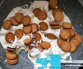 加入小圆饼搅拌，尽量让每块小圆饼都沾上棉花糖。