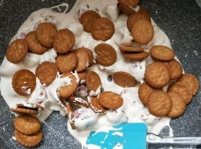 加入小圆饼搅拌，尽量让每块小圆饼都沾上棉花糖。