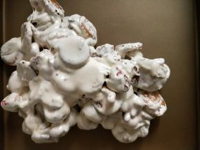 放入金盘整形，用刮板和擀面杖压平按紧。