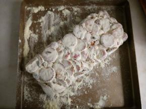 正反面筛上适量奶粉。