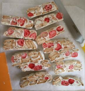 用锯齿刀切成长条。