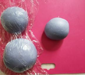 面团分三份，一份90克，一份大面团240克，一份小面团150克。