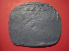 240克的大面团擀开呈长方形。