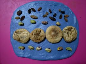 放入开心果干、无花果干、葡萄干。