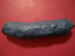 卷起，收口朝下捏紧。