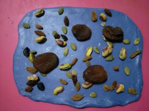 加入开心果、杏干、葡萄干。