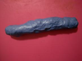 卷起，收口朝下，捏紧。