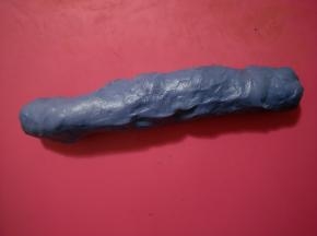 卷起，收口朝下，捏紧。