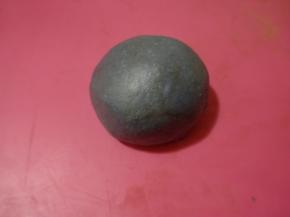 90克面团加3克可可粉，揉匀，干的话加一点点水。