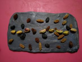 放入葡萄干、蔓越莓干，开心果。