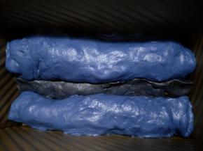 三个面团放入模具中，加了可可粉的放在中间。