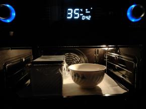 放入烤箱进行发酵，旁边放一碗温水。