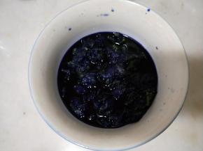 30克蝶豆花汁用250克水泡开，取花汁110克，剩余的放冰箱冷藏。