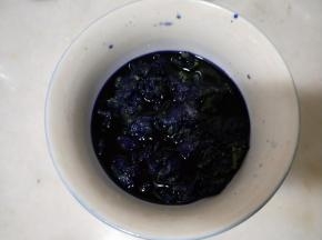 30克蝶豆花汁用250克水泡开，取花汁110克，剩余的放冰箱冷藏。