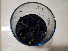 30克蝶豆花用热水泡开，取花汁110克，剩下的放冰箱冷藏。