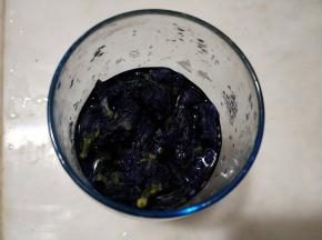 30克蝶豆花用热水泡开，取花汁110克，剩下的放冰箱冷藏。