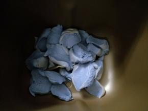 中种面团剪成小块。