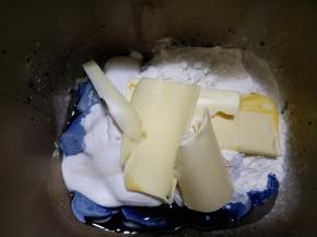 加入所有主面团材料。