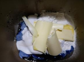加入所有主面团材料。