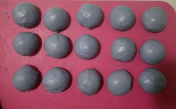 面团分成16份，滚圆。