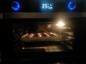 放入烤箱进行发酵，里面放碗热水保湿。