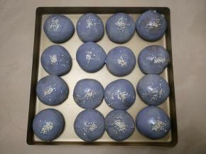 发酵至两倍大，取出刷蛋液，表面洒少许白芝麻。放入预热好的烤箱180度中层烤18分钟左右。