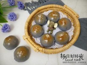 蝶豆花肉松小餐包。